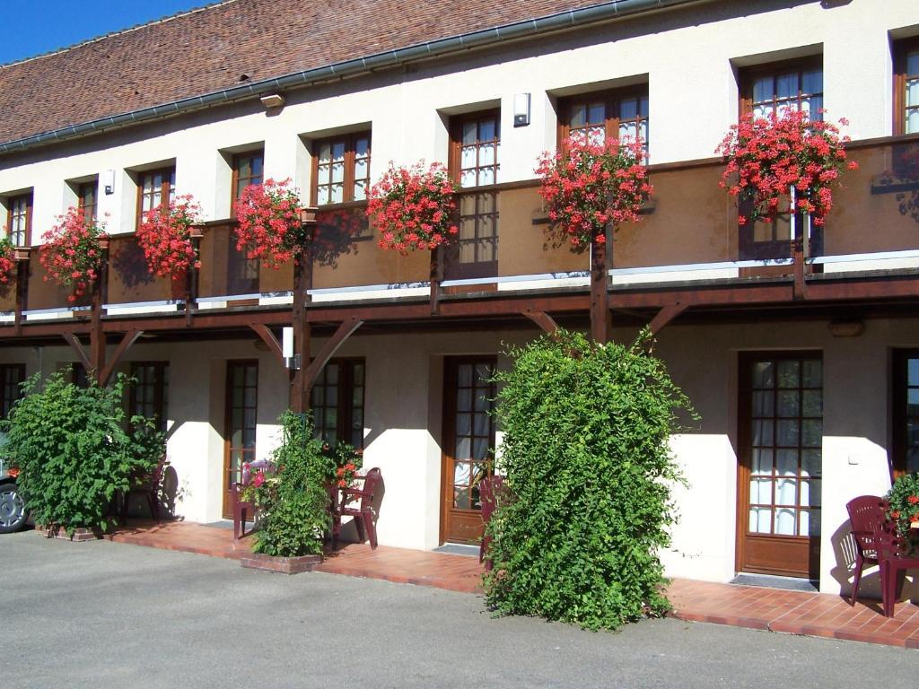 Hotel Logis Le Soleil D'or Montigny-la-Resle Exterior foto