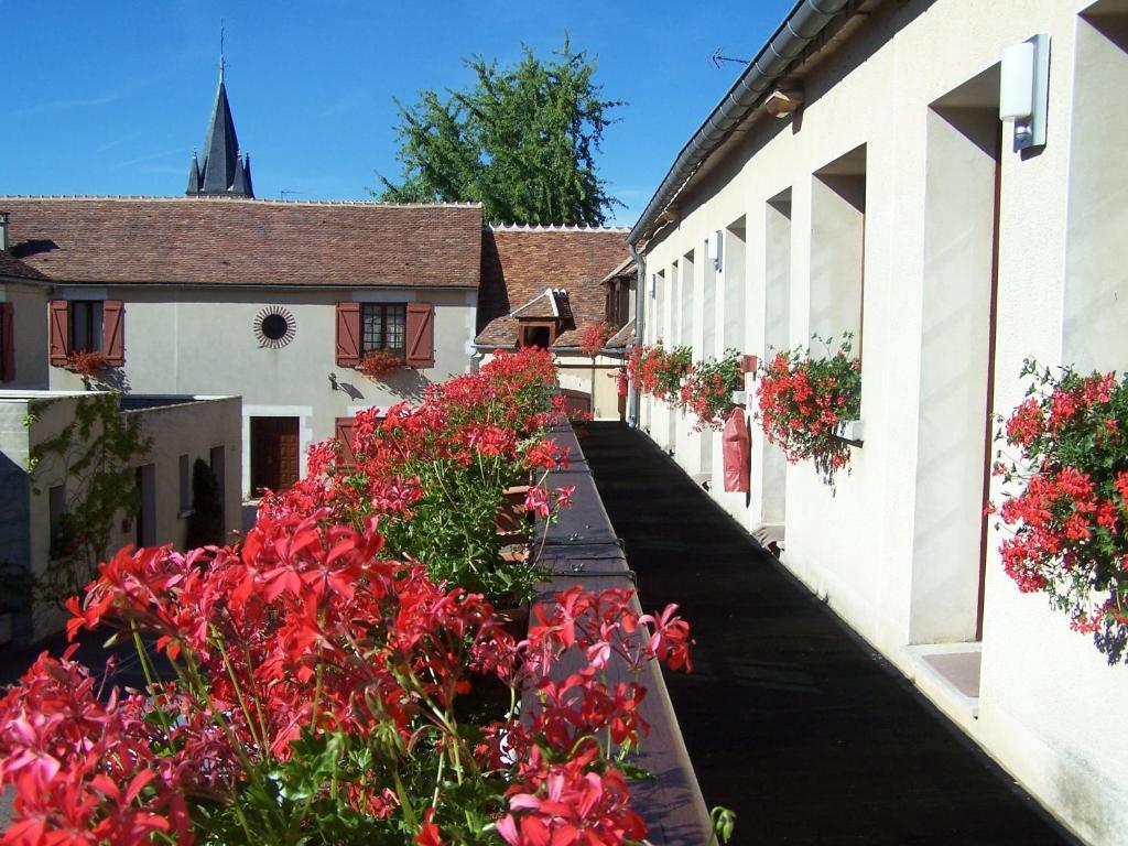 Hotel Logis Le Soleil D'or Montigny-la-Resle Exterior foto