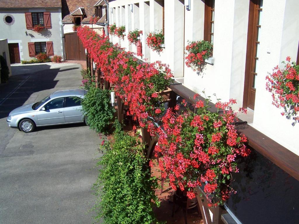Hotel Logis Le Soleil D'or Montigny-la-Resle Exterior foto