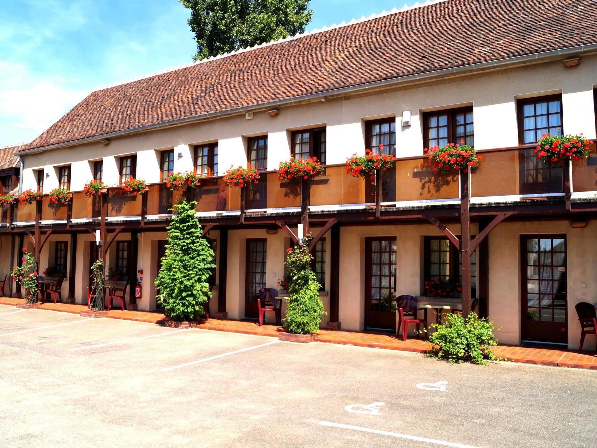 Hotel Logis Le Soleil D'or Montigny-la-Resle Exterior foto