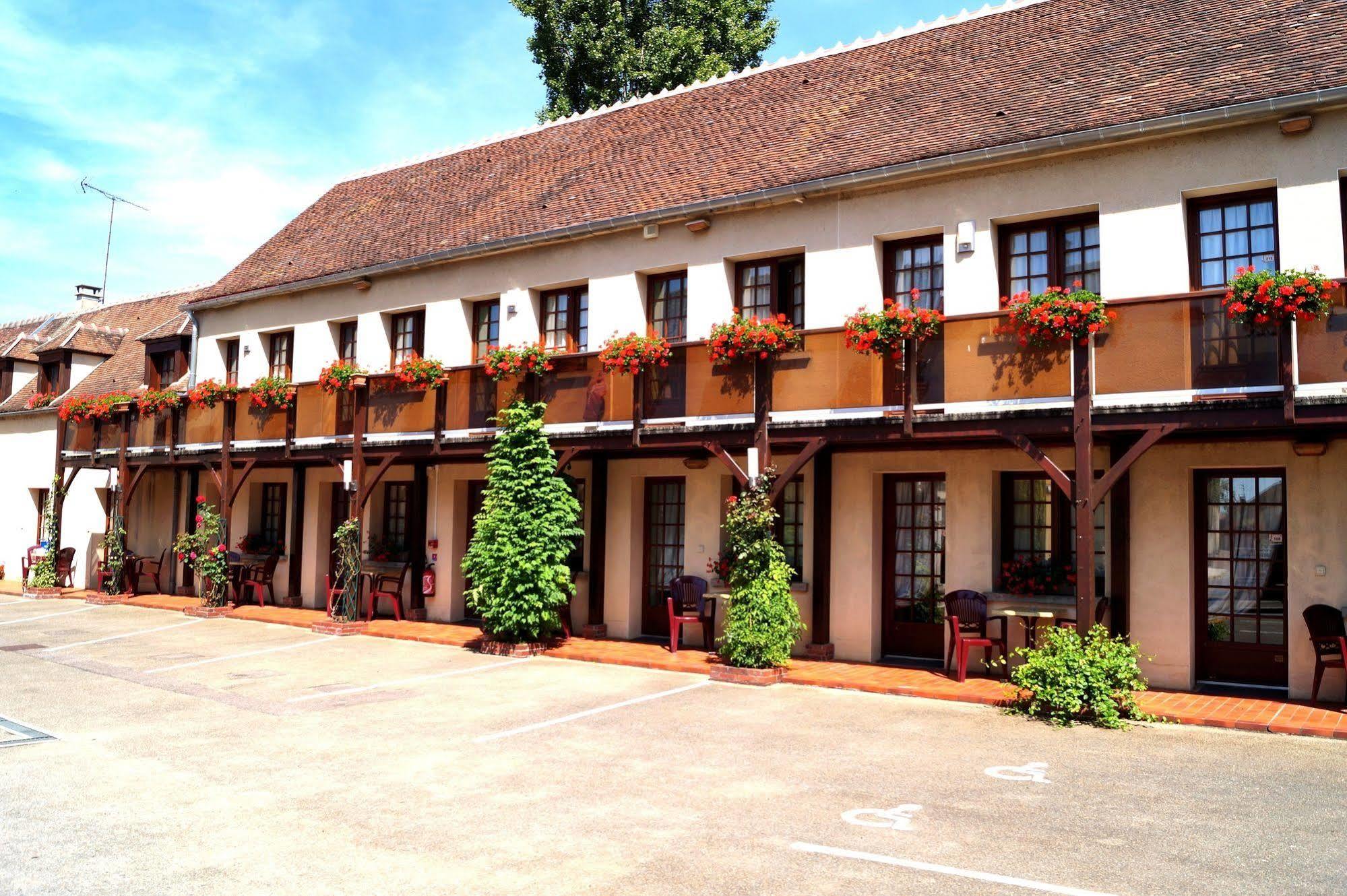 Hotel Logis Le Soleil D'or Montigny-la-Resle Exterior foto